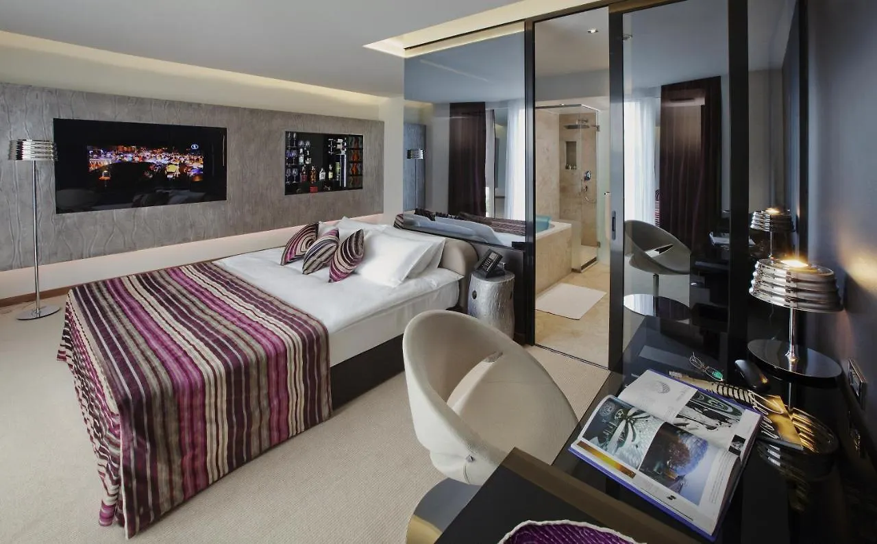 11 Mirrors Design Hotel Κίεβο 5*,